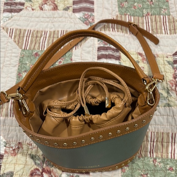 Anna Paola Bucket/crossbody bag EUC no call outs Tan and Green w/gold hardware - Picture 4 of 6